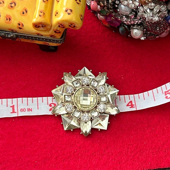 NIB Avon Brooch & Earrings Set - Picture 7 of 8